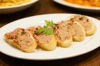 トスカーナの前菜では必ず出てくるのが、この鶏レバーのパテを塗ったクロスティーニ。臭みの無い新鮮な鶏レバーだけを使用。