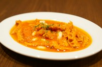 牛の第二胃袋であるハチノス（トリッパ）をトマトソースでじっくりと煮込んだトリッパの食感とトマトの旨味が絶妙な逸品。