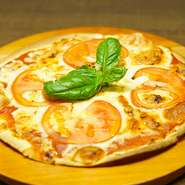 イタリア料理のナポリピッツァの代表であり王道。トマトソースの酸味とモッツァレラチーズのコク、バジルの爽やかな香りが絶妙なバランスで調和。シンプルな料理が故に、シェフの腕が光る逸品。