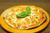 イタリア料理のナポリピッツァの代表であり王道。トマトソースの酸味とモッツァレラチーズのコク、バジルの爽やかな香りが絶妙なバランスで調和。シンプルな料理が故に、シェフの腕が光る逸品。