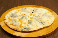 クワトロフォルマッジと呼ばれる４種類のチーズを使用したイタリアの伝統的なピッツァのひとつ。異なる特性を持つチーズを組み合わせることで、単一では得られない複雑な味わいを楽しめるのがこのピッツァの魅力。