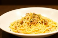 伝統的なローマ風カルボナーラは、生クリームや牛乳を使用せず、卵とチーズをふんだんに使った、濃厚な旨味が特徴的な正統派カルボナーラ。
