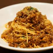 牛肉や豚肉、香味野菜（玉ねぎ、ニンジン、セロリなど）をじっくり煮込んだソース
