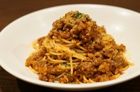 牛肉や豚肉、香味野菜（玉ねぎ、ニンジン、セロリなど）をじっくり煮込んだソース