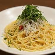 しらすと大葉をたっぷり使った贅沢なペペロンチーノ。
