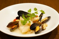 季節の旬の魚を使った本日の魚料理。詳細は店内掲示のメニューご覧ください。