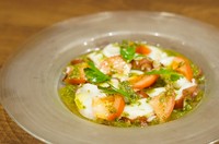 季節の旬の鮮魚を使った「鮮魚のカルパッチョ」オリーブオイルやレモン、ハーブなどで味付け。是非白ワインと一緒にお楽しみください
