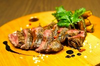 トスカーナ地方の郷土料理として知られる「タリアータ」は、牛肉の塊を焼いて、薄くカットした料理。中はレアで牛肉の旨味を存分に楽しめる逸品。