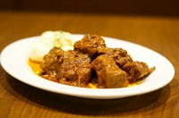 牛ホホ肉を黒コショウと赤ワインで柔らかくなるまで長時間じっくりと煮込みます。濃厚な味わいは是非赤ワインと一緒にお楽しみください。 