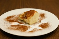 イタリア修業時代に学んだ本場のティラミスをそのまま再現。お食事を楽しんだ最後の一皿に是非本場のドルチェをお召し上がりください。