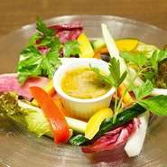 ボリュームたっぷの彩り鮮やかな数種類の野菜を、TERUchanオリジナルのバーニャカウダソースでお召し上がりください。