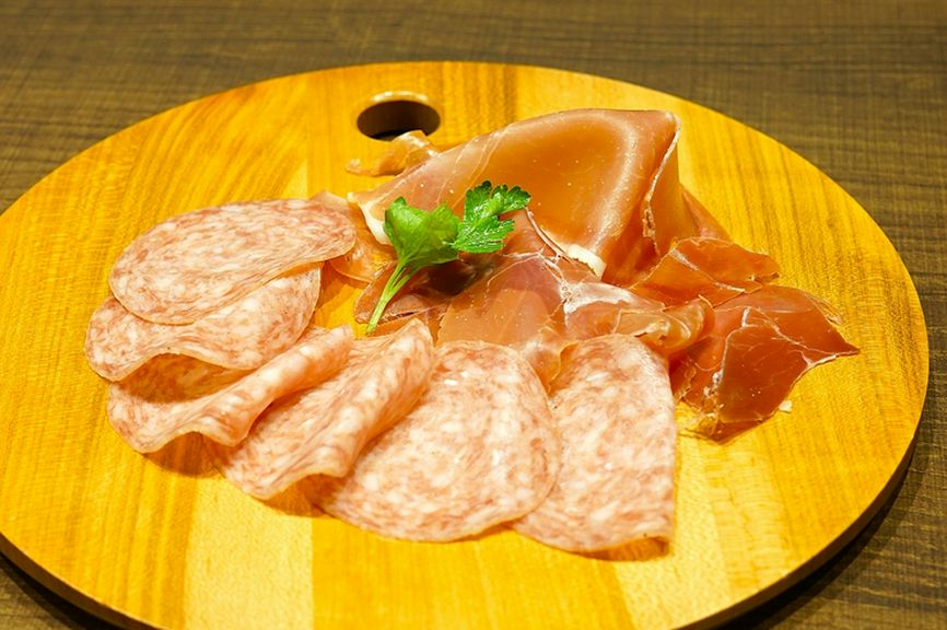 生ハムとサラミの盛り合わせ