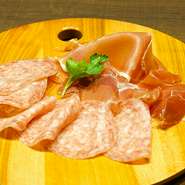 イタリア・ヴェネツィアの郷土料理。にんにくや様々なハーブで香り豊かに作るローストポーク