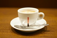ナポリで愛されるコーヒーブランドKIMBO 社のコーヒー豆を使 用。深煎りでコクのあるコーヒー。 