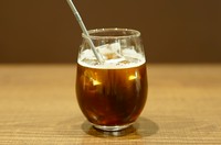 ナポリで愛されるコーヒーブランドKIMBO 社のコーヒー豆を使 用して作るアイスコーヒー。 