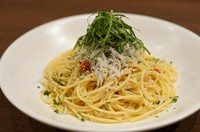 しらすと大葉をたっぷりと贅沢に使用したペペロンチーノ
※「サラダ」「パン」「ドルチェ」がセットで付きます。