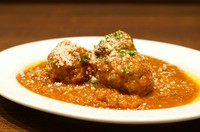 イタリアの郷土料理で「ミートボール」をトマトソースで煮込んだ柔らかくジューシーな食感と、トマトの酸味と甘みが肉の旨味を引き立て、奥深い味わいの一皿。
※「サラダ」「パンorライス」「ドルチェ」がセット