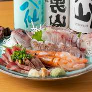 お店でぜひ一度味わっていただきたいのが、八戸の新鮮な魚の刺身。地元の漁師より、その日のうちにとれた魚を直接仕入れて刺身にして提供。抜群の鮮度を実感できます。