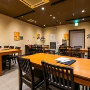 店内は最大40名まで収容できるため、さまざまなシーンに対応可。店内にはプロジェクターもあるため、事前に要望があれば、会議やゴルフコンペの映像を見つつ、食事を楽しむこともできるとのこと。