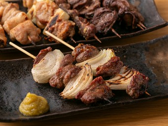 香ばしく焼き上げたラムに爽やかな風味を添えて。注目の新メニュー『ラムの串焼き』