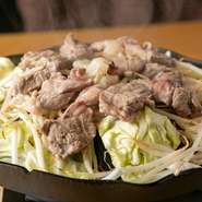 お店で手切りしたラム肩肉のジンギスカン。野菜にのせ蒸し焼きにすることで、肉の旨みが引き立ちます。鍋周りに豆腐を敷き、脂の旨みを吸わせてカリっと焼く楽しみ方もお店流。一人前から注文できることも魅力です。