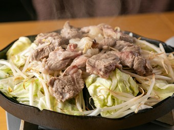 柔らか・ジューシーな手切りラム肩肉をお店ならではのスタイルで『八炉ジンギスカン』