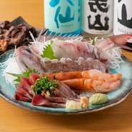 八戸の新鮮な魚の刺身の盛り合わせ。地元の漁師より、その日のうちにとれた魚を直接仕入れて刺身にして提供。抜群の鮮度を実感できます。

※刺盛りは予算に応じてのご提供となります。
