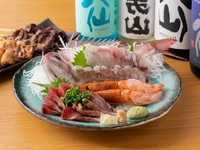 八戸の新鮮な魚の刺身の盛り合わせ。地元の漁師より、その日のうちにとれた魚を直接仕入れて刺身にして提供。抜群の鮮度を実感できます。

※刺盛りは予算に応じてのご提供となります。