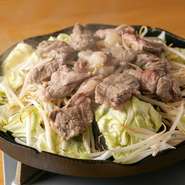 柔らかなラム肩肉をこだわりのスタイルでいただく『八炉ジンギスカンセット』。よりおいしく楽しめるようにと、指南書も用意。中火でじっくり、野菜の上で蒸し焼きにしていただくのがオススメです。