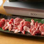 柔らかな食感を実現するため、入荷したラム肉は店舗で繊維を見極めつつ、丁寧に手切り。オリジナルのタレもまたこだわりの逸品。隠し味として、青森県産りんごのすりおろしを少し加えているとのこと。