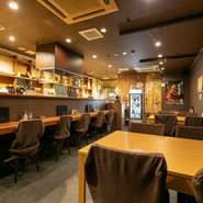 気さくなおやじと、笑い声の絶えないママ。二人が作り出す、和やかなお店の空気もまた【南部八炉】の魅力。話しやすく、親しみやすい雰囲気が、自然と緊張をほぐしてくれます。