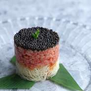 照明を落とした店内は、焼肉店であることを忘れさせる穏やかな雰囲気。料理の提供テンポや接客の距離感にも配慮が行き届き、自然体で過ごせます。大切な人との食事を、静かに楽しみたい夜にオススメです。