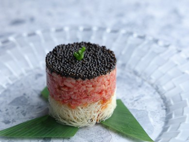 会話と料理を楽しむ、落ち着いた時間。静かに想いを重ねたい夜に