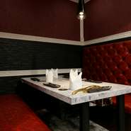 素材選びから提供まで一貫した考え方があり、過度な演出に頼らない落ち着いた進行が魅力。ゲスト一人一人に寄り添う接客で、会話も自然に生まれます。失敗したくない接待や特別な会食に選びたい一軒です。