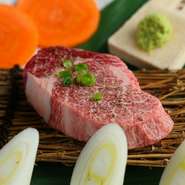 扱うのは“A5ランク12番の黒毛和牛のみ”というこだわり。個体ごとの状態を見極め、部位に応じて切り方や厚みを変えています。赤身の旨みや脂の軽さまで意識した仕立てが、食後の印象をより上質なものへと誘います。