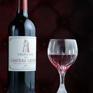 部位とに最適なペアリングを紹介しています。コースの流れに合わせたワインを幅広くそろえ、肉の表情に寄り添う一杯を提案。アルコールを控える方にはハーブティーの用意があり、ノンアルのペアリングも好評です。