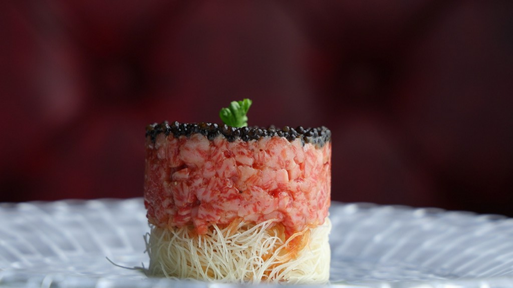 艶やかな彩りが印象的な『キャビア香る和牛リブロースユッケ～カダイフの宝石箱～』