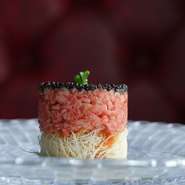 A5ランク12番のリブロースを使用し、口溶けの良さと和牛本来の甘みを引き出した一皿。キャビアの塩味とカダイフの軽やかな食感が重なり、焼肉店の前菜という枠を超えた印象を残します。お店の看板的存在です。