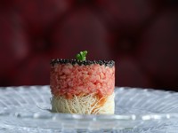 艶やかな彩りが印象的な『キャビア香る和牛リブロースユッケ~カダイフの宝石箱~』