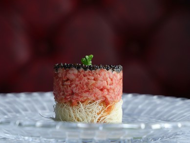 艶やかな彩りが印象的な『キャビア香る和牛リブロースユッケ～カダイフの宝石箱～』