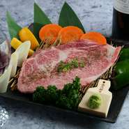 美しいサシが描く、和牛らしいコクと甘みが魅力。噛みしめた瞬間に広がる香りとジューシーさが、食事の流れに華やかさを添えます。主役として存在感を放つ定番部位です。『界和牛極上饗宴シェアコース』でどうぞ。