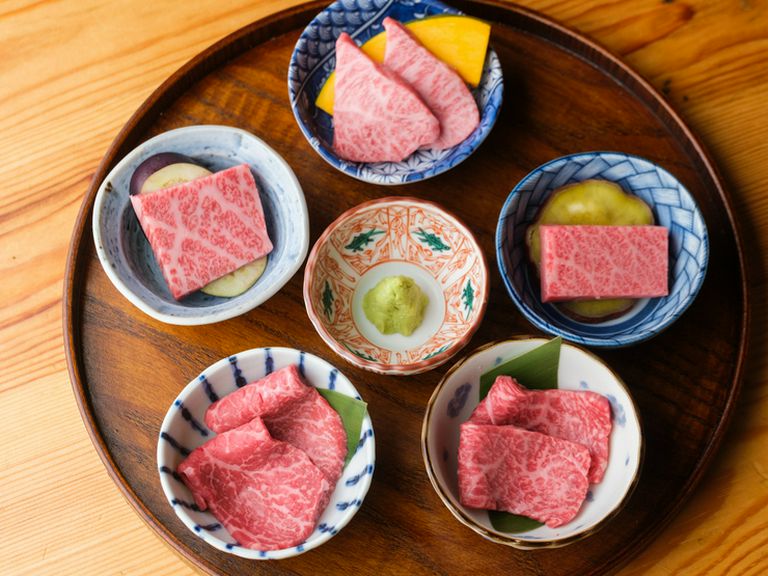 部位ごとの個性豊かな味わいが楽しめる上質な『［当店名物］そだち五つ星盛合せ』