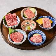 五種類の厳選肉を少しずつ盛り合わせた一皿は、それぞれの部位の個性が際立ちます。香ばしい香りと奥深い旨みが重なり、最後のひと口まで飽きさせません。お一人様でも楽しめる名物料理です。