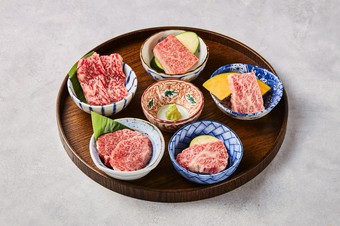 部位ごとの個性豊かな味わいが楽しめる上質な『＜当店名物＞そだち五つ星盛合せ』