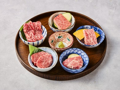 部位ごとの個性豊かな味わいが楽しめる上質な『＜当店名物＞そだち五つ星盛合せ』