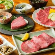 信州和牛のステーキを中心に、前菜や多彩な肉の盛り合わせを堪能できる贅沢なコースです。季節の野菜や地元産の米も添えられ、深みのある味わいが広がります。締めのデザートまでゆったりと楽める自慢の逸品です。