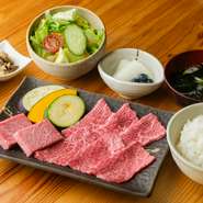 信州産の和牛三種を揃えたランチは、それぞれの異なる食感と旨みをゆっくりと味わえます。芳醇な香りとともに口の中でとろける柔らかさが魅力で、お昼の至福の時間を彩る一品です。