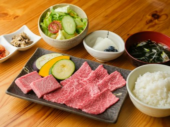 三種の部位が織りなす繊細な味わいが広がる『［定番］1　信州和牛3種盛合せランチ』