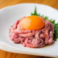 信州和牛を低温でじっくり調理し、しっとりとしたふっくら食感に仕上げたローストユッケです。上品なコクが口いっぱいに広がり、格別の余韻を優雅に楽しめます。季節を問わず親しまれる逸品です。