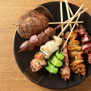 シンプルな串焼きから、旨み溢れる鍋料理、「名古屋コーチン」の卵を使った親子丼まで。こだわりのブランド鶏を多彩なメニューで楽しめる、「名古屋コーチン」の専門店です。